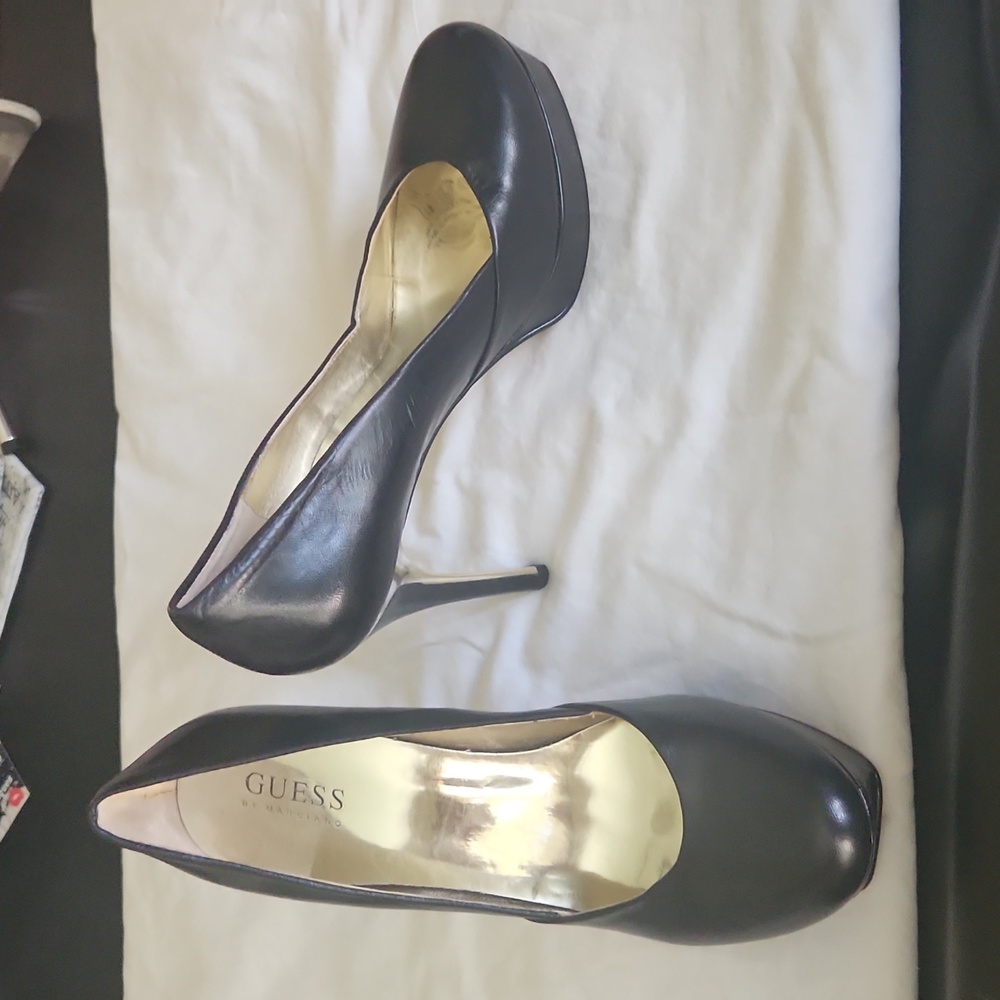 Black pumps